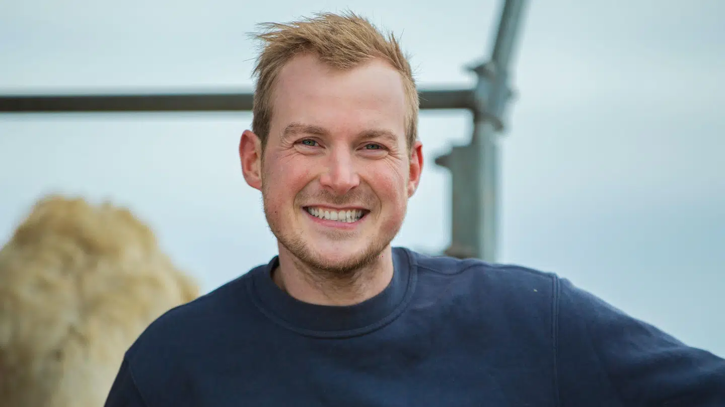 Emil Bay Mortensen er 26 år og bor under samme tag som hans far og hans nye kæreste.