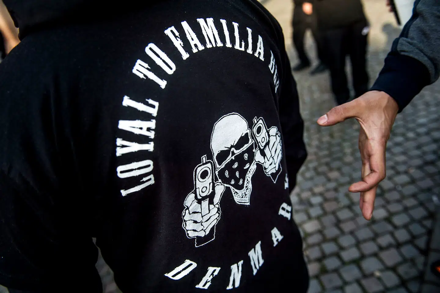 Loyal To Familia-medlem med rygmærke fotograferet foran Københavns Byret 27. september 2017.