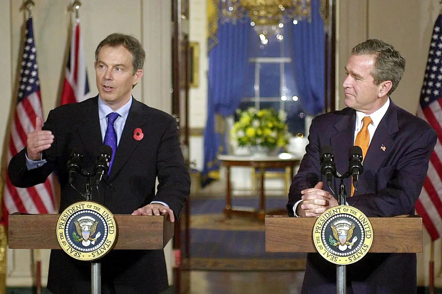 7. november 2001: Tony Blair holder pressemøde sammen med USAs præsident George W. Bush om invasionen i Afghanistan.