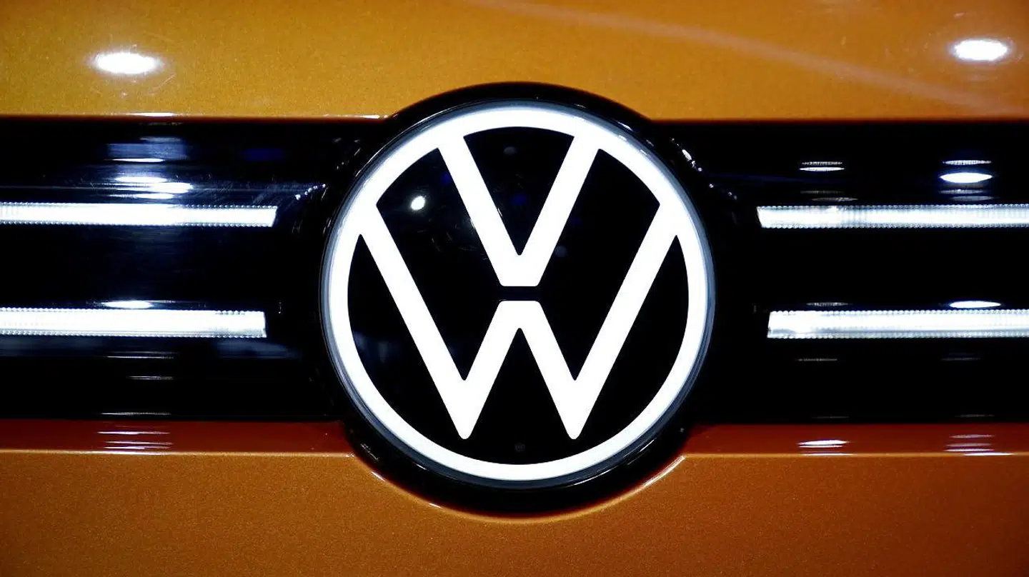 Volkswagen er blandt de bilmærker, som må nedskalere produktionen.