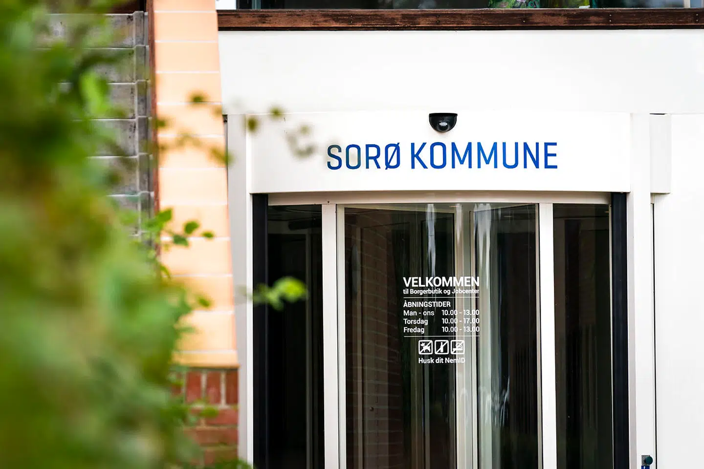 Kommunaldirektøren skulle ifølge DR også have brugt det kommunale kreditkort til private formål i Danmark.