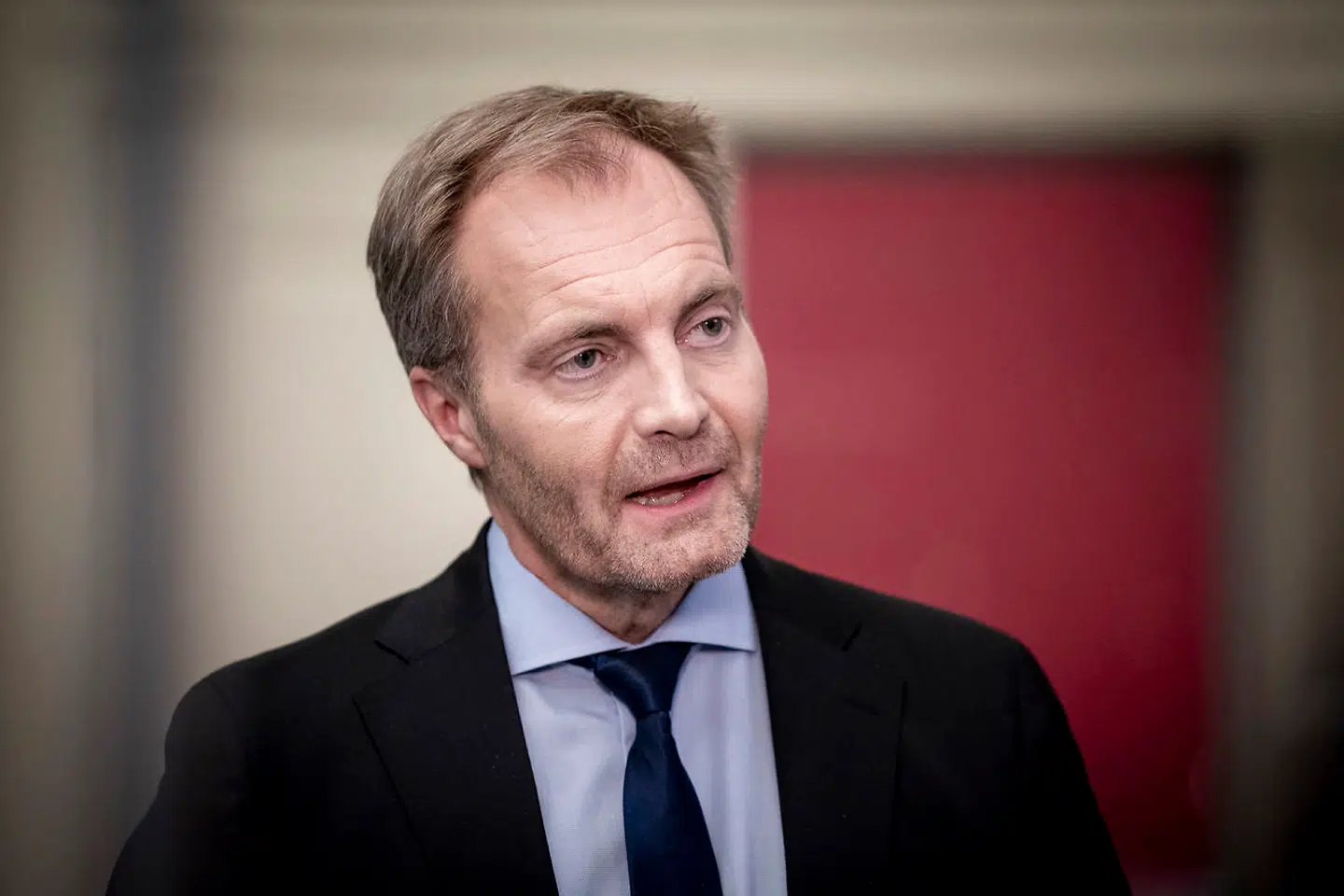 Dansk Folkerpartis retsordfører Peter Skaarup kræver en forklaring på, hvordan det kunne lykkes et udvist bandemedlem at snige sig med på et evakueringsfly.