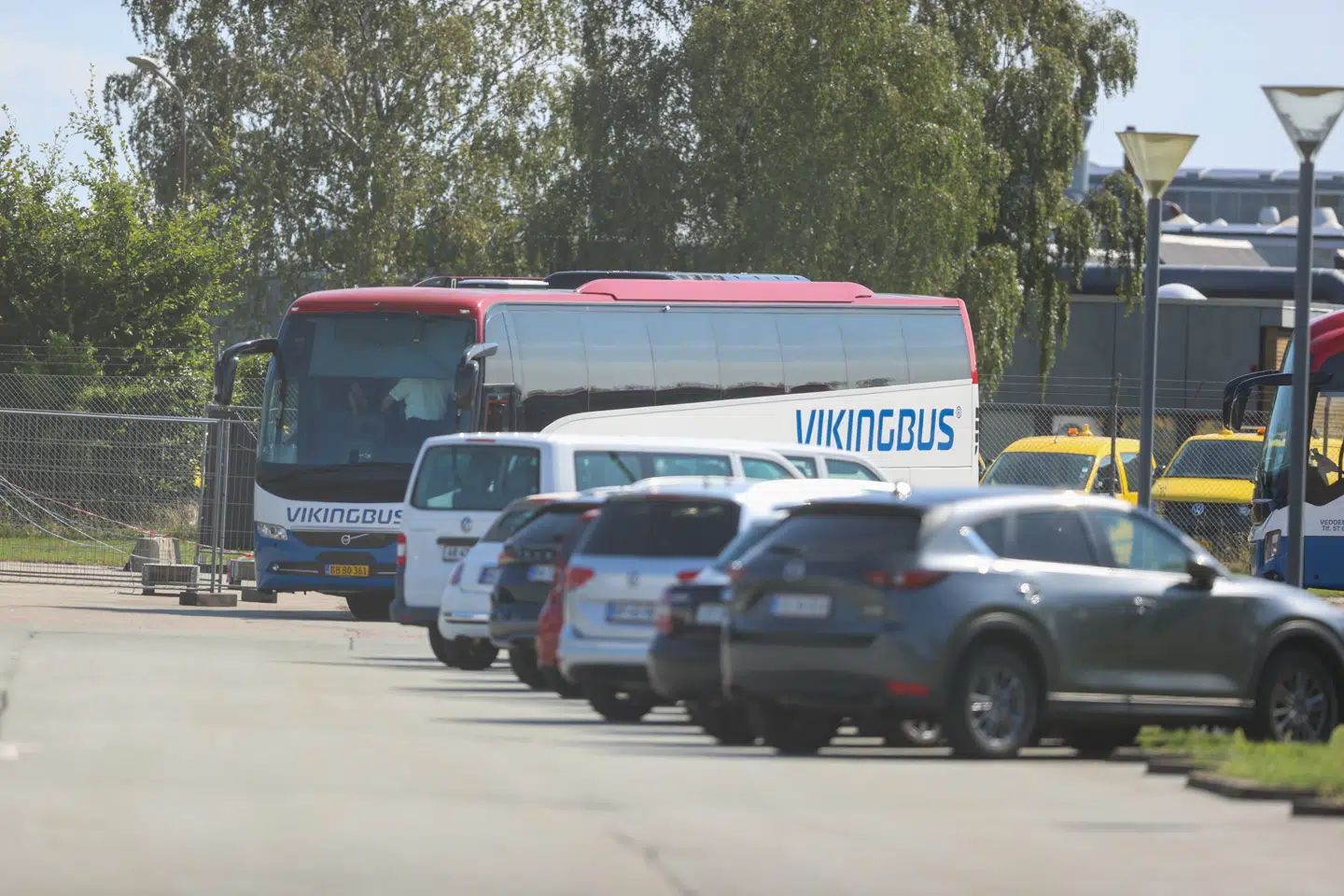 En bus stod klar til at tage imod de evakuerede fra Afghanistan.