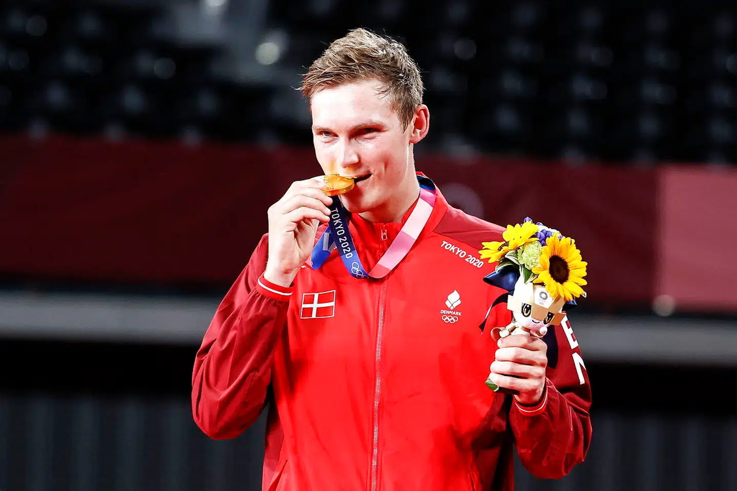 I 2016 vandt Viktor Axelsen bronze ved OL i Rio de Janeiro i Brasilien. 2. august i år vandt Viktor Axelsen OL-guldmedalje i herresingle ved OL i Tokyo.