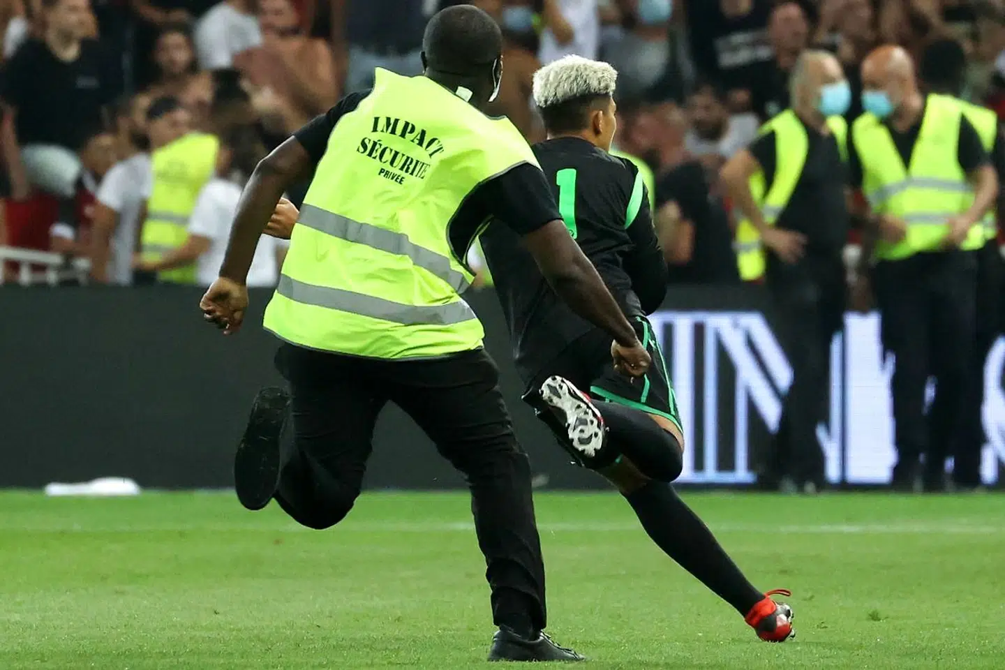 Fans invaderede banen efter provokationerne mellem Marseille-spillerne og Nice-tilhængerne.
