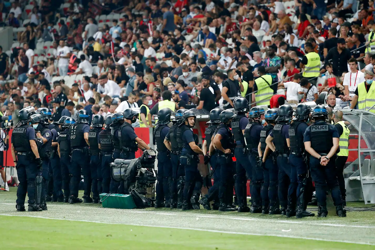 Politistyrkerne tog plads på stadion efter urolighederne.