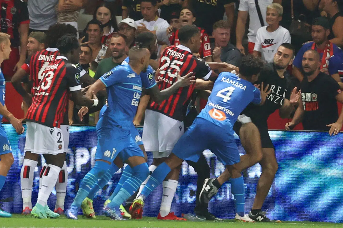 Jean-Clair Todibo fra Nice og Marseilles Bouba Kamara forsøger at skubbe en fan ud af banen.