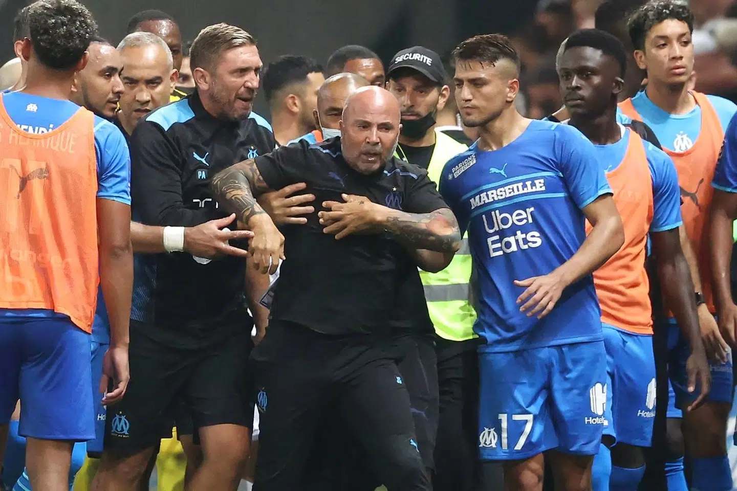 Marseille-træner Jorge Sampaoli måtte holdes tilbage i kampen mod Nice.