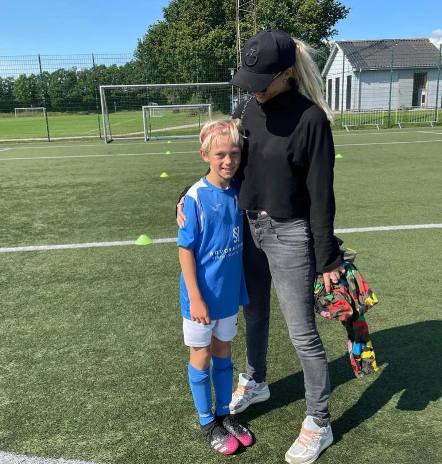 Tina Lund med sønnen Louis, der var klar med en peptalk til sin mor, efter at hun faldt af sin hest.