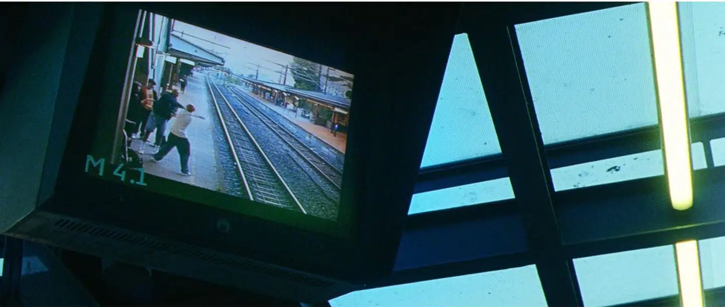 Unge 'tjatter' til hinanden på en togperron.