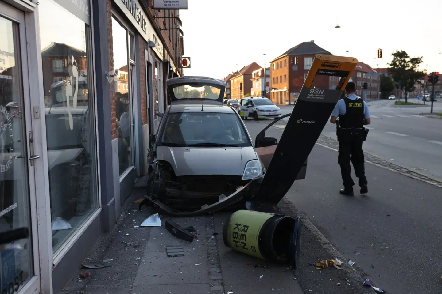 Personbil har påkørt busskilt her til aften på Valby Langgade. Foto: Presse-fotos.dk.
