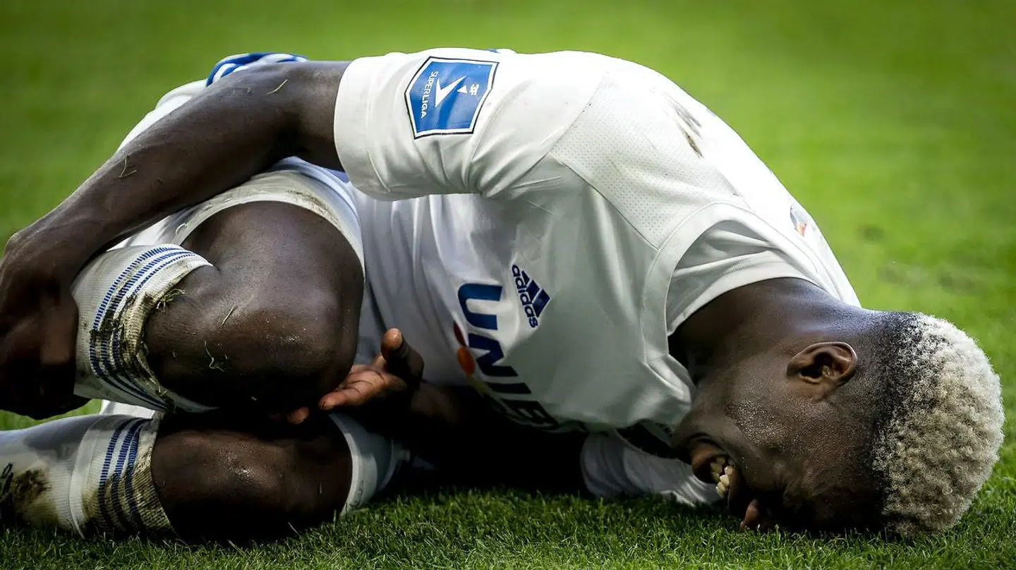 Mohamed Daramy røg i græsset med en hård tackling.