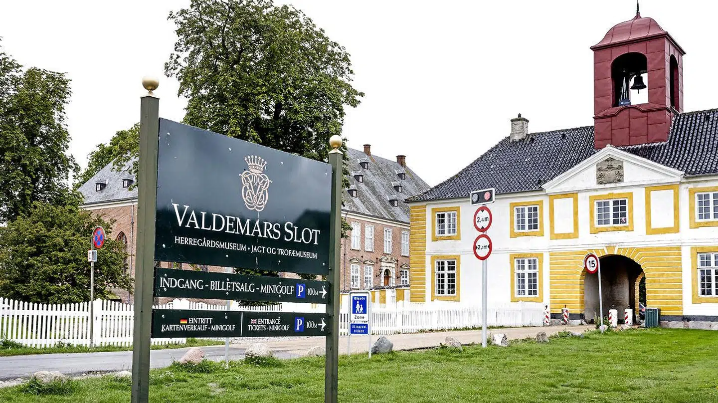 Valdemars Slot er skønt beliggende og har gennem årene lagt gulve og haver til mange fester, hvor Kongehusets medlemmer også har deltaget.