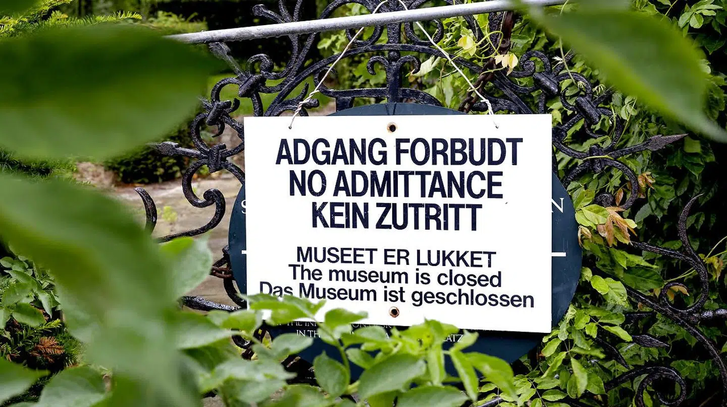 Alt er stort set lukket på Valdemars Slot lige nu på grund af balladen, der har sendt slottet ud i en slags ingenmandsland. Louise Iuel Albinus og Nikolaj Albinus er fraflyttet slottet, hvor de ellers havde bosat sig.
