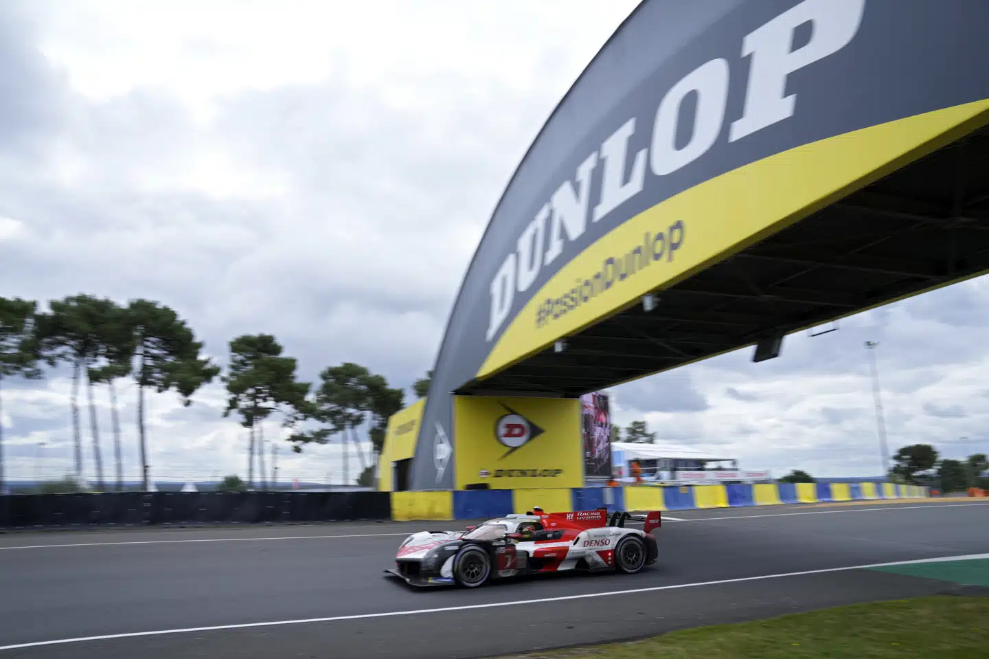 Toyotas bil med nummer 7 på siden vinder Le Mans samlet. François Mori/Ritzau Scanpix