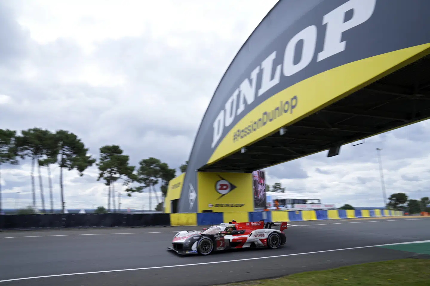 Toyotas bil med nummer 7 på siden vinder Le Mans samlet. François Mori/Ritzau Scanpix