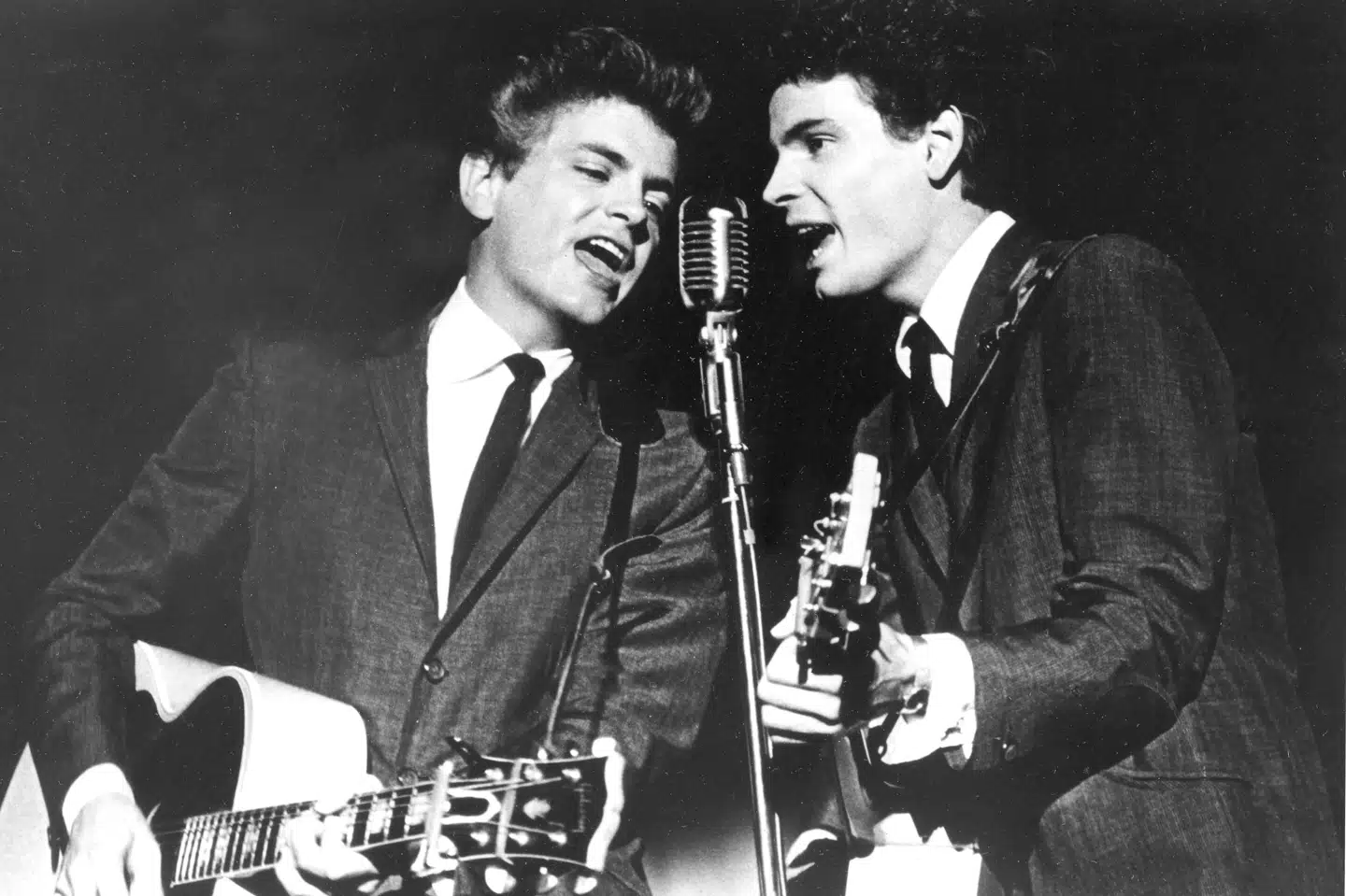 The Everly Brothers under en koncert i 1964. Phil Everly er til venstre, mens Don Everly står til højre. (Arkivfoto) Uncredited/Ritzau Scanpix