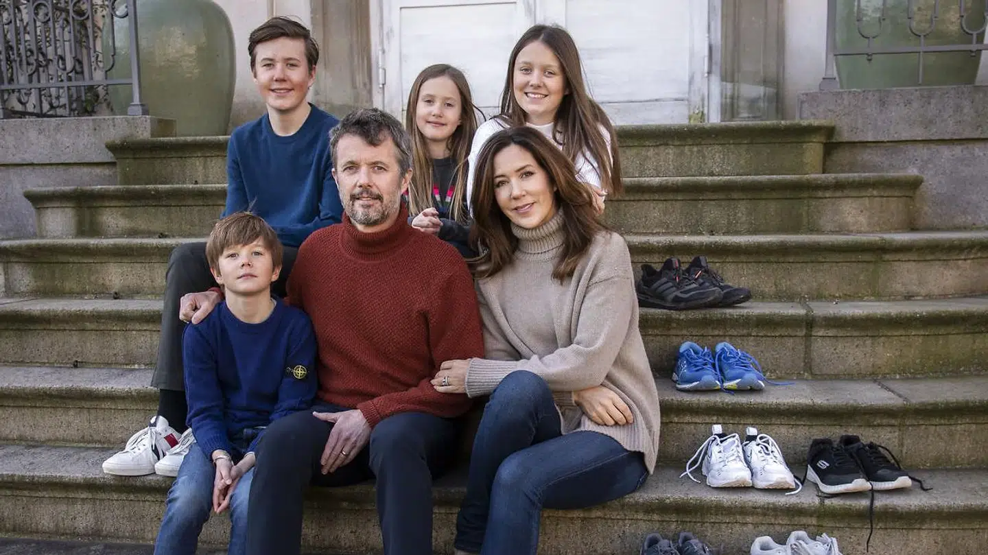 Forrest: Prins Vincent, kronprins Frederik, kronprinsesse Mary. Bagest: prins Christian, prinsesse Josephine og prinsesse Isabella. Alle de royale børn går eller har gået på Tranegårdskolen i Hellerup.