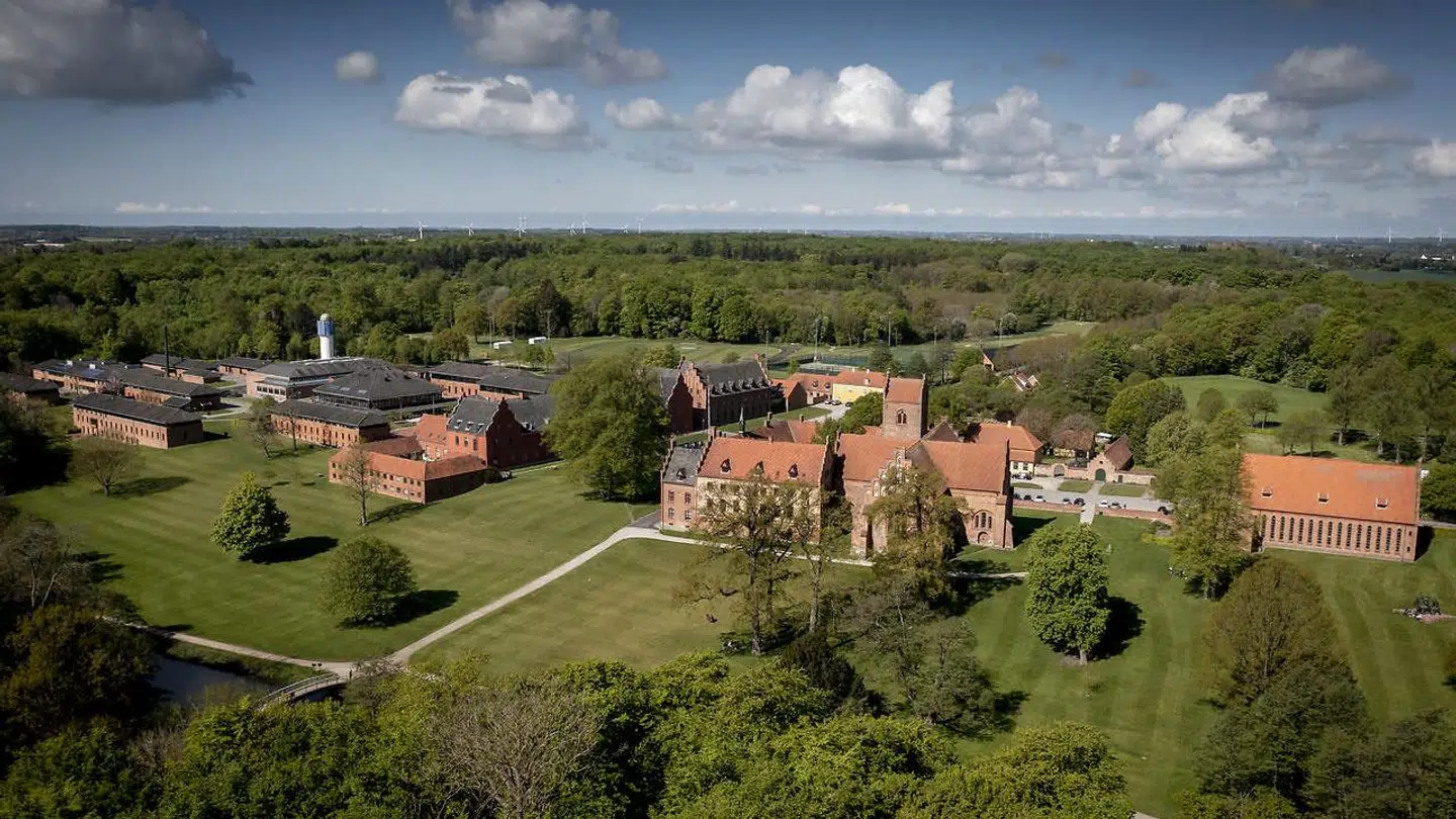 Herlufsholm Skole og Gods fotograferet fra luften.
