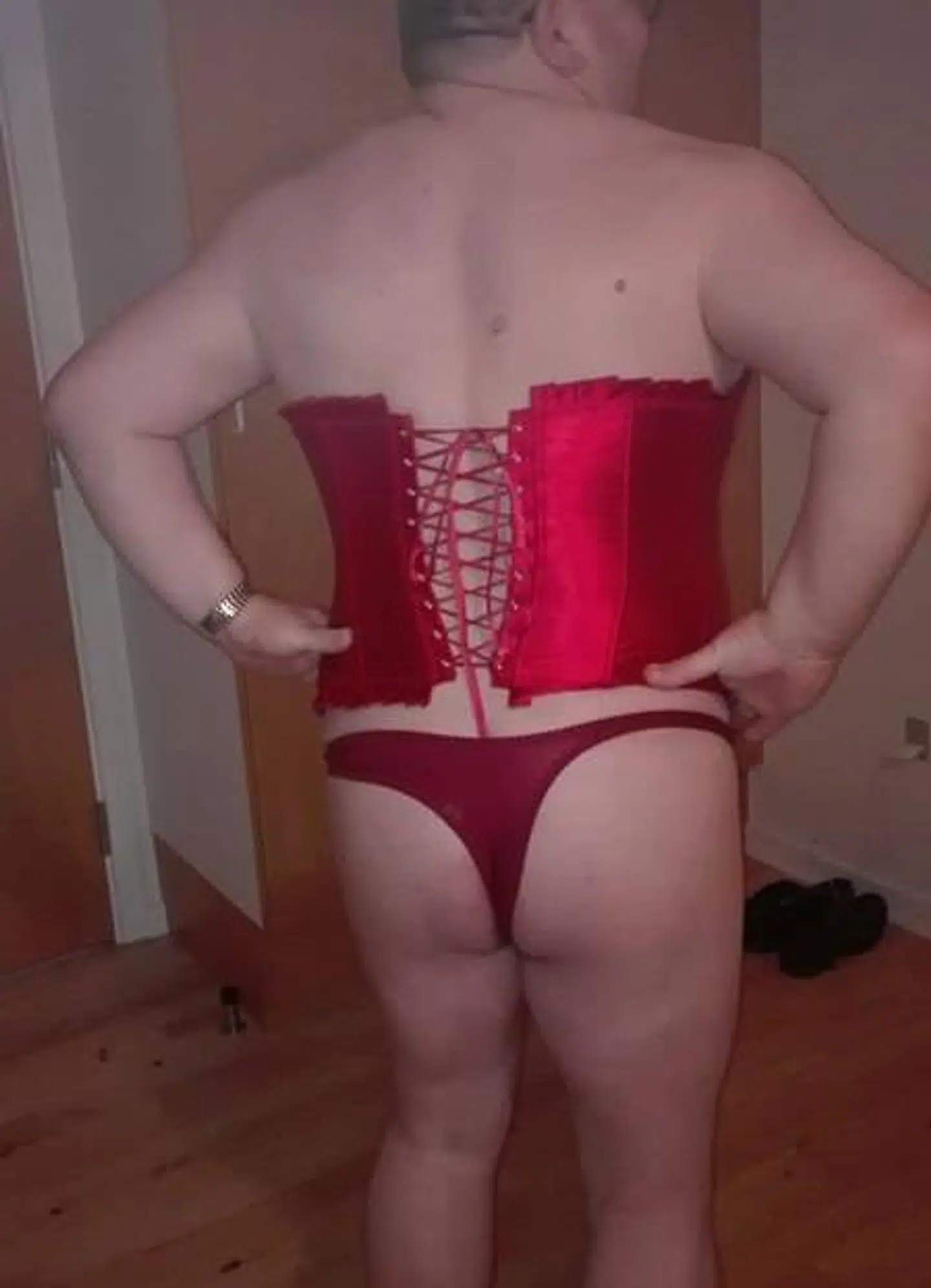 Jannick synes, det er frækt at klæde sig ud som kvinde, når han skal opvarte sin 'herre'.