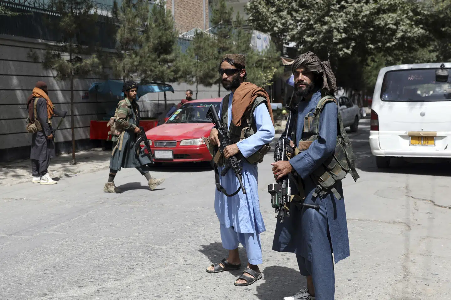 Talibanere holder vagt ved et checkpoint i Afghanistans hovedstad, Kabul, tidligere på ugen. Den militante gruppe afviser, at den forhindrer folk i at udrejse via Kabuls lufthavn - men siger, at den holder dem væk, der ikke har papirerne i orden. Rahmat Gul/Ritzau Scanpix