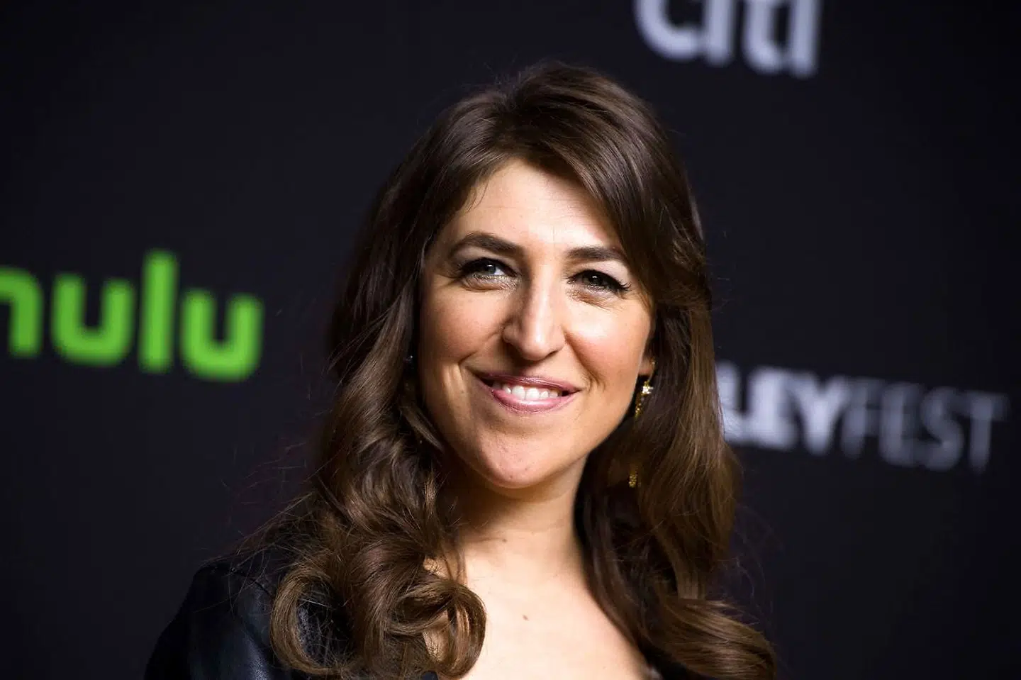 Mayim Bialik er den anden nye vært på programmet. Hun er især kendt fra komedieserien 'The Big Bang Theory'.