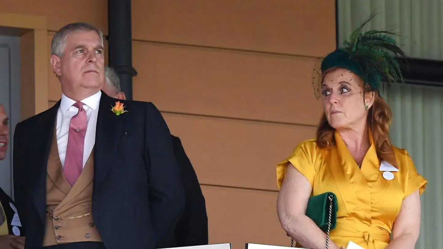 Sarah Ferguson står ved sin eksmands side i den svære stund.