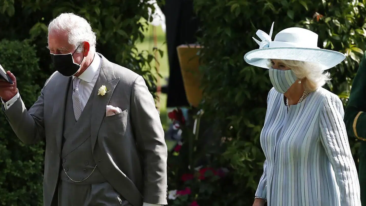 Prins Charles, der her ses med sin kone, hertuginde Camilla, er godt træt af sagen om prins Andrew.