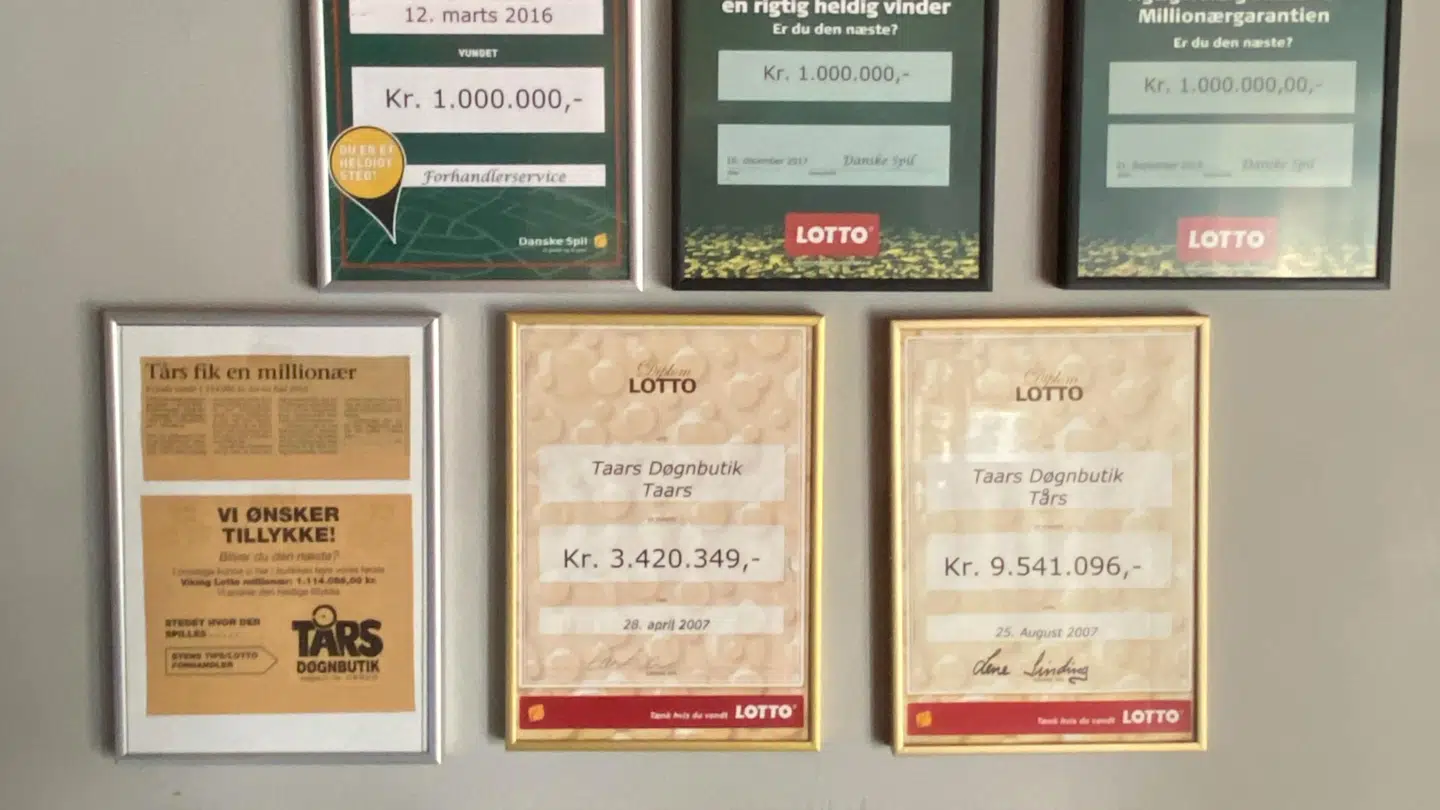 Et lille udpluk af de diplomer, der hænger på væggen i Tårs Døgnkiosk. Foto: Privat.