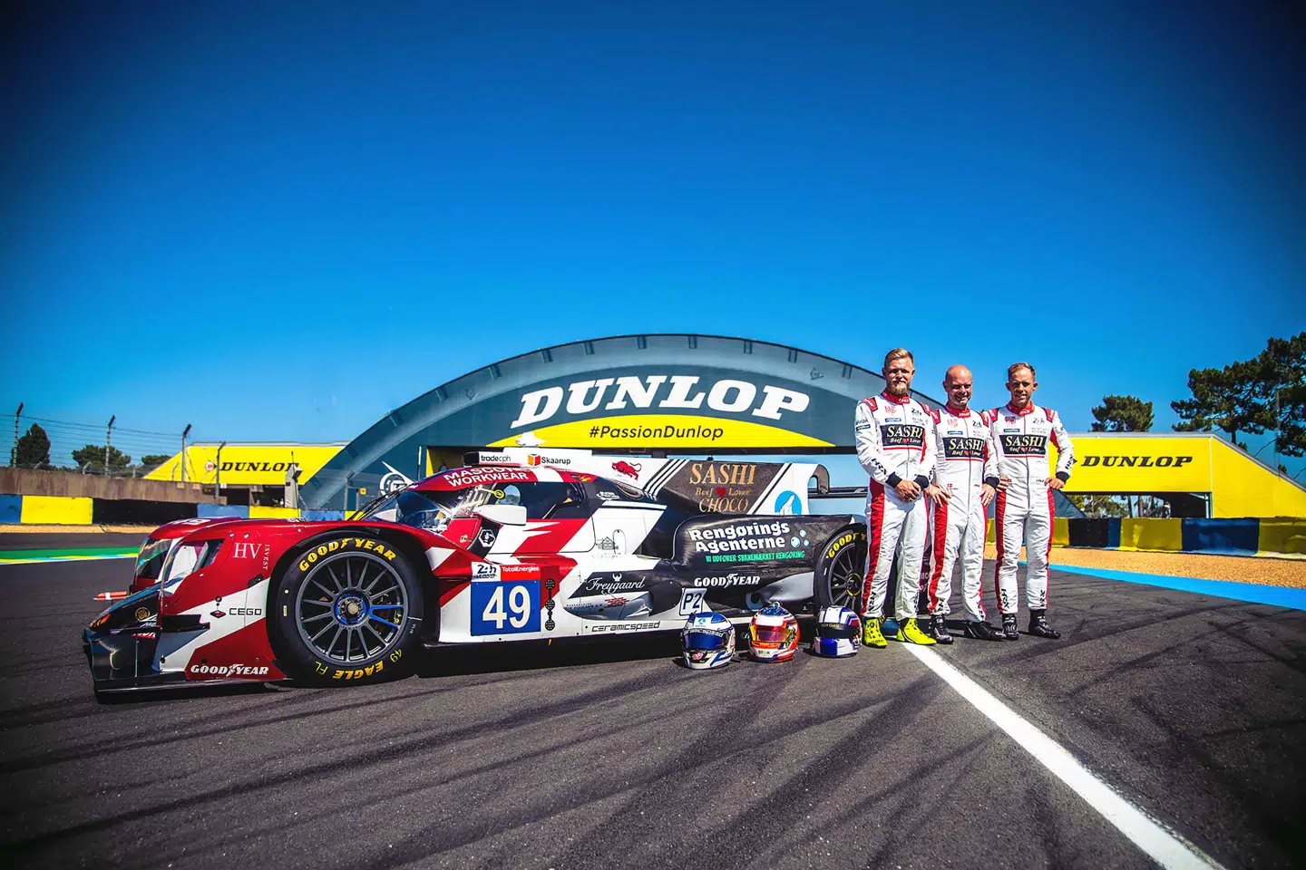 Kevin og Jan Magnussen med Anders Fjordbach (th.) og High Class Racings LMP2-bil.