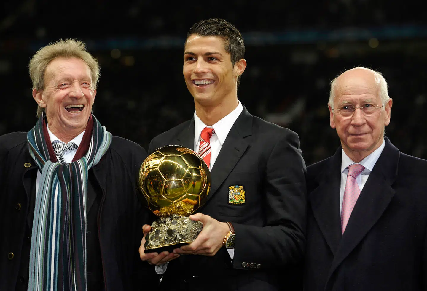 Denis Law (tv.) poserer her med Cristiano Ronaldo og Sir Bobby Charlton (th.) forud for Champions League-opgøret mod AaB.