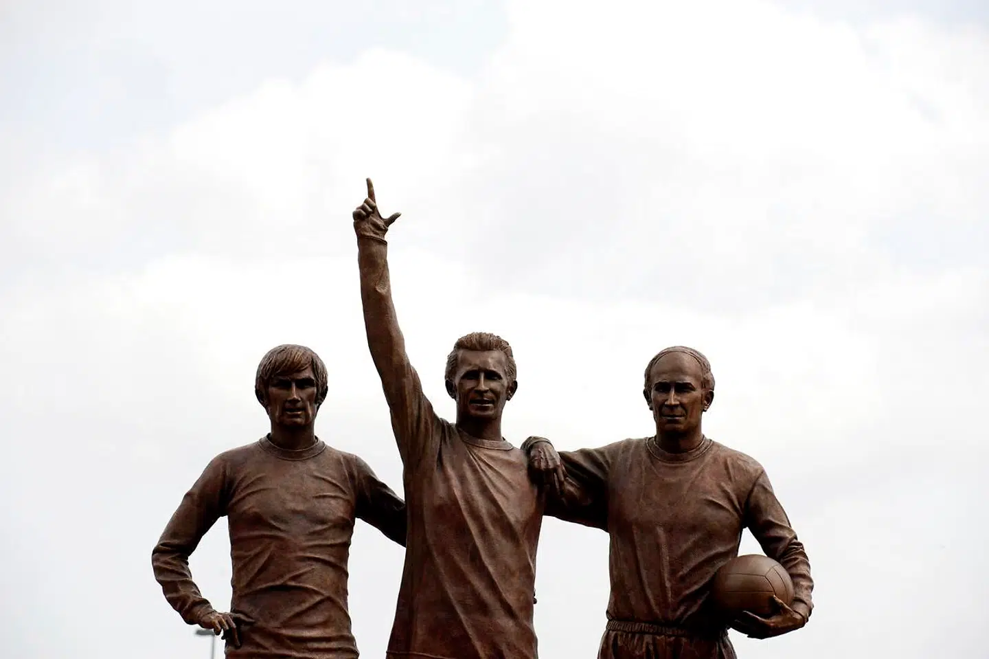 Der er opført en statue af George Best (tv.) Denis Law (i midten) og Sir Bobby Charlton ude foran Manchester Uniteds hjemmebane, Old Trafford.