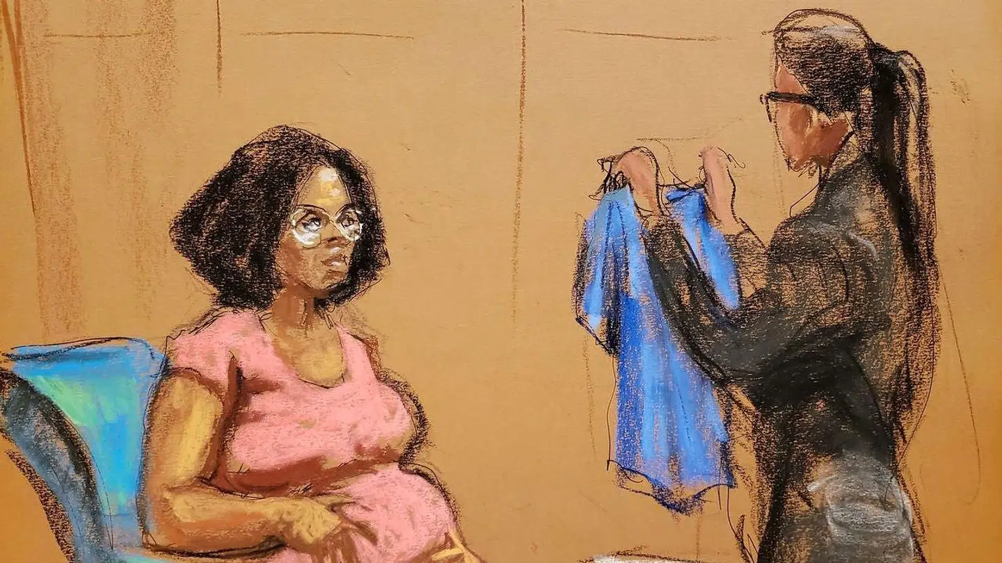 Jerhonda Pace i retten onsdag, hvor hun fik fremvist den blå bluse, hun havde på ved en af R. Kellys påståede overgreb mod hende.