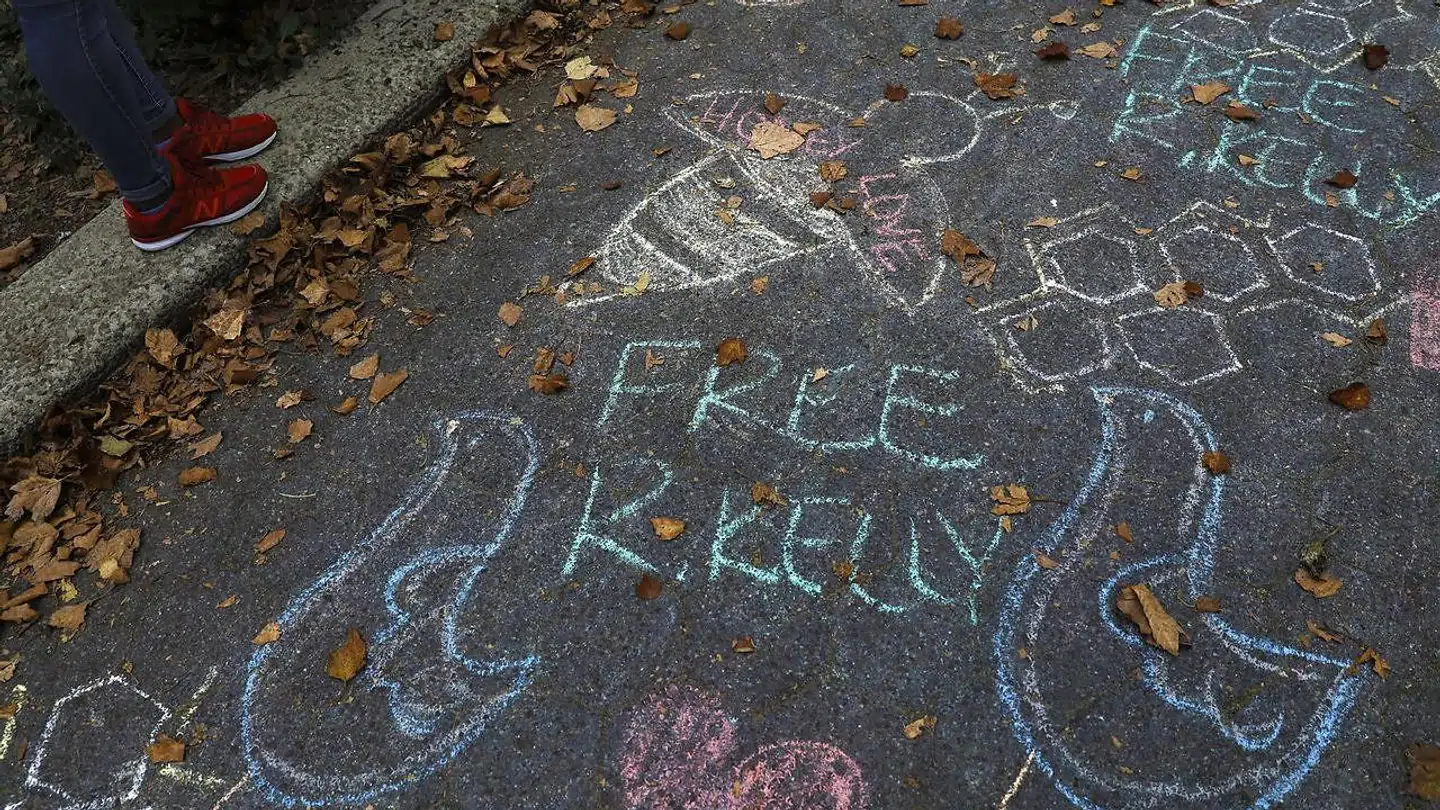 R. Kelly-fans havde skrevet 'Free R. Kelly' på fortovet foran retten onsdag.