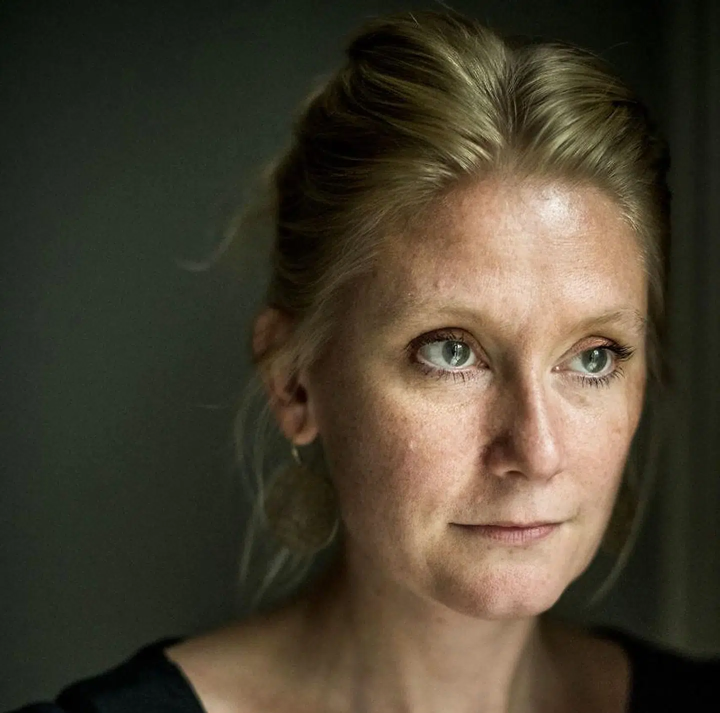 Puk Damsgård har i mange år vøret DRs mellemøstkorrespondent. Hun har desuden skrevet flere bøger.