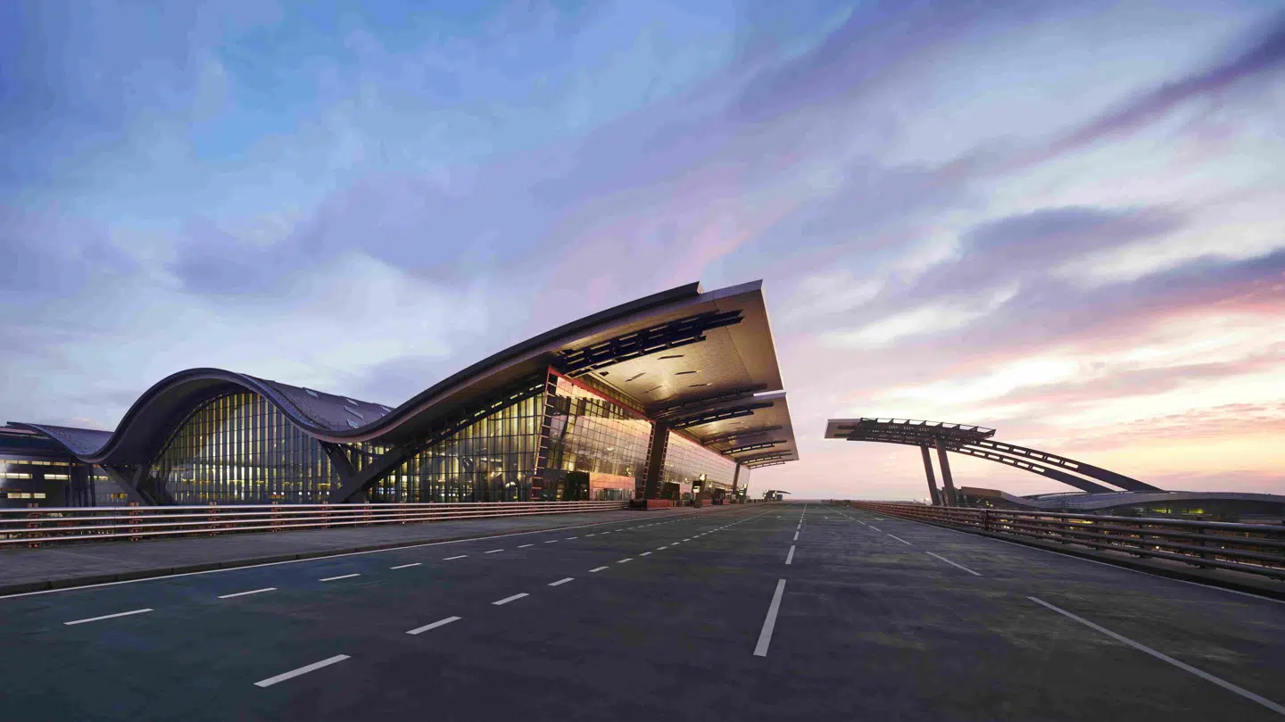 Lufthavnsterminalen i solnedgang.