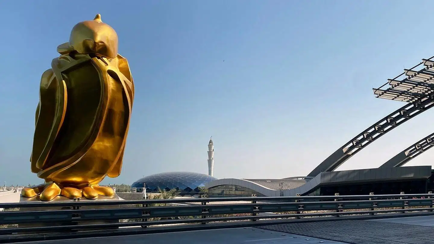 En kæmpe gylden falk lavet af den tyske kunstner Tom Claassen ved Hamad International Airport on July 19, 2021. (Photo by Karim JAAFAR / AFP)