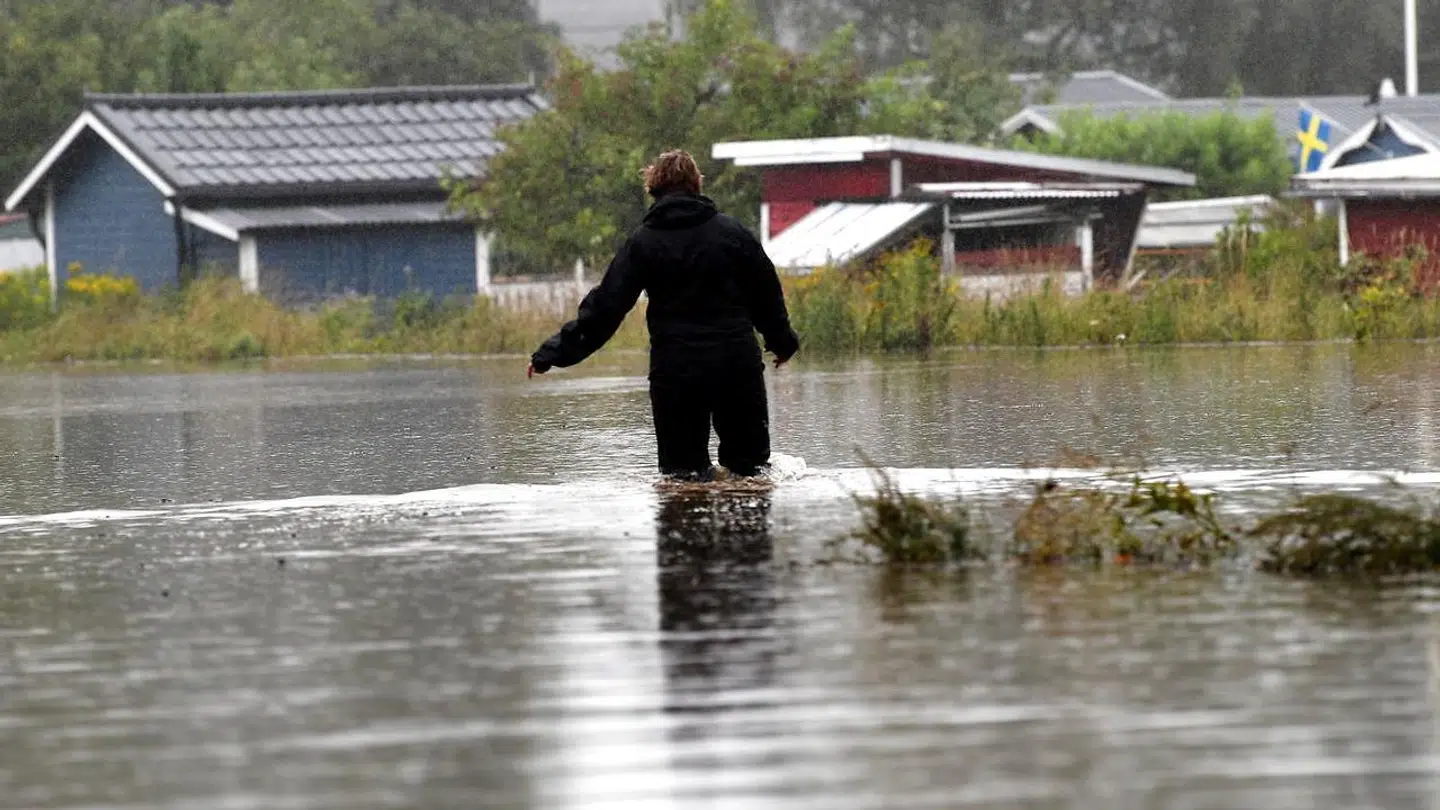 Det er et kraftigt skybrud natten til onsdag, der har skabt oversvømmelse.