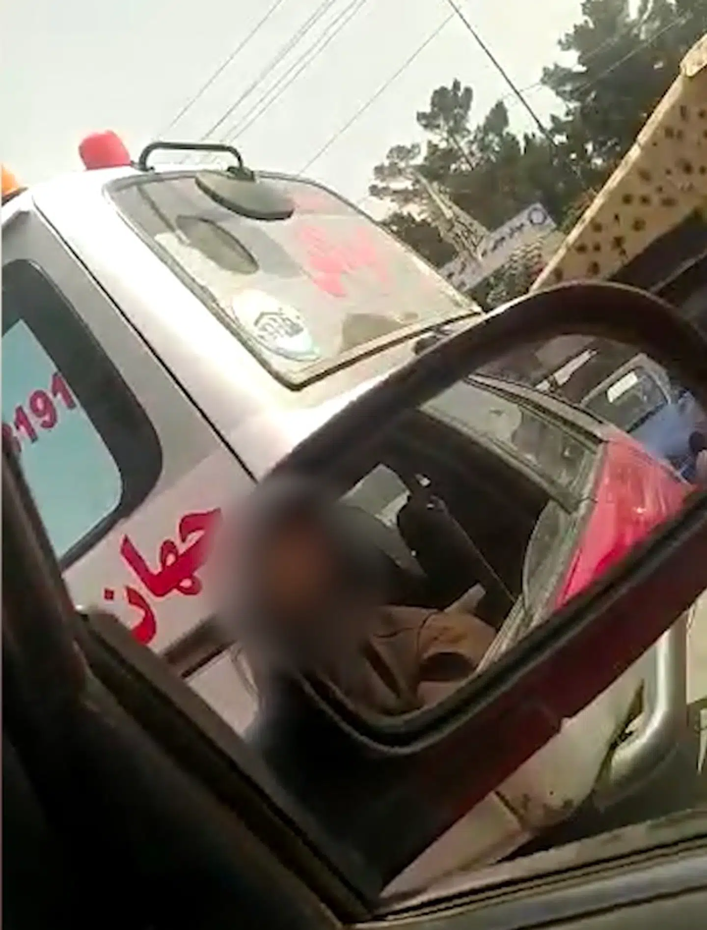 En video viser stor trængsel omkring lufthavnen i Kabul, hvor Taliban er massivt til stede.