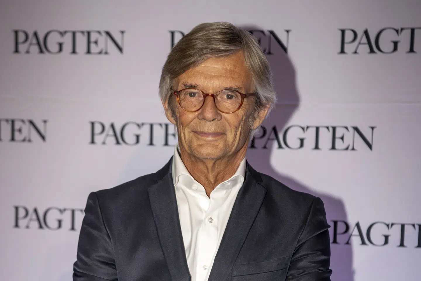 I Kysset genforenes filminstruktøren Bille August med skuespilleren Esben Smed. Den 37-årige stjerne indtog også hovedrollen i Bille Augusts anmelderroste filmatisering af Henrik Pontoppidans roman Lykke-Per fra 2018. Esben Smed, som fik sit helt store gennembrud i DR-dramaet Bedrag, vandt flere fornemme priser for sin præstation i Lykke-Per. Thomas Sjørup/Ritzau Scanpix