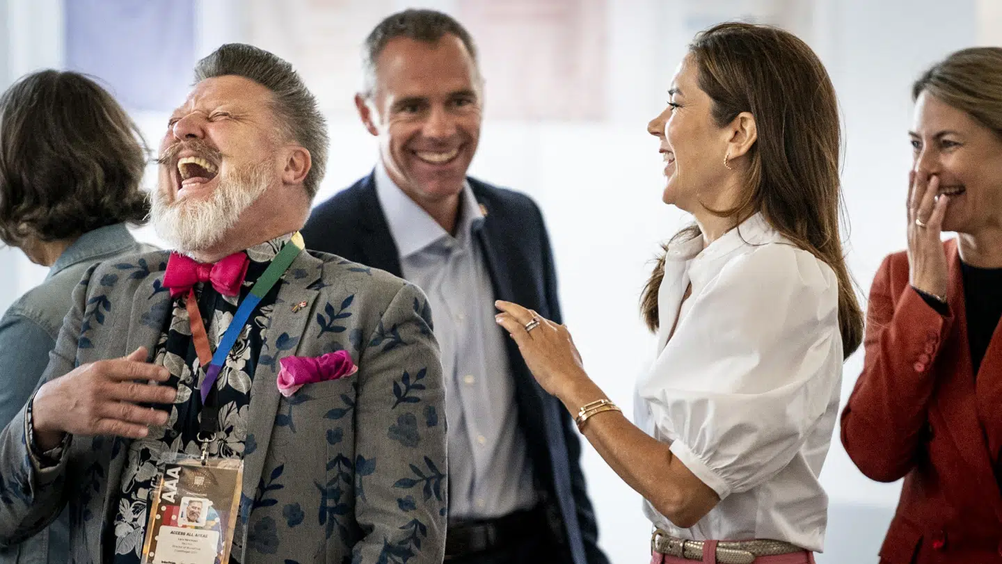 Kronprinsesse Mary var færdig af grin med forperson for Copenhagen Pride Lars Henriksen i Øksnehallen.