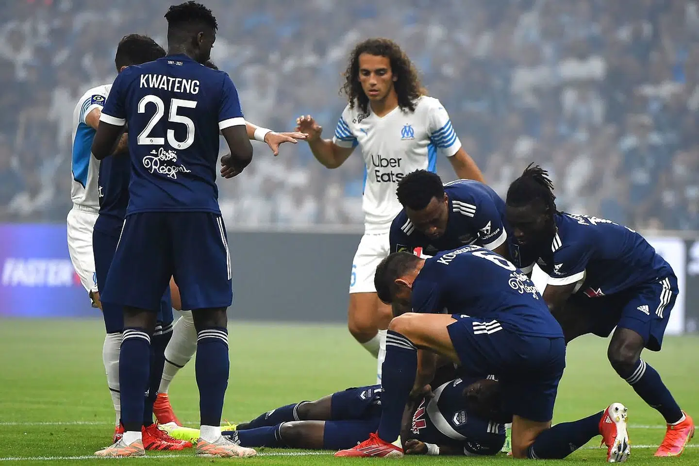 Bordeaux-spillerne hjælper Samuel Kalu, som er faldet om på banen.