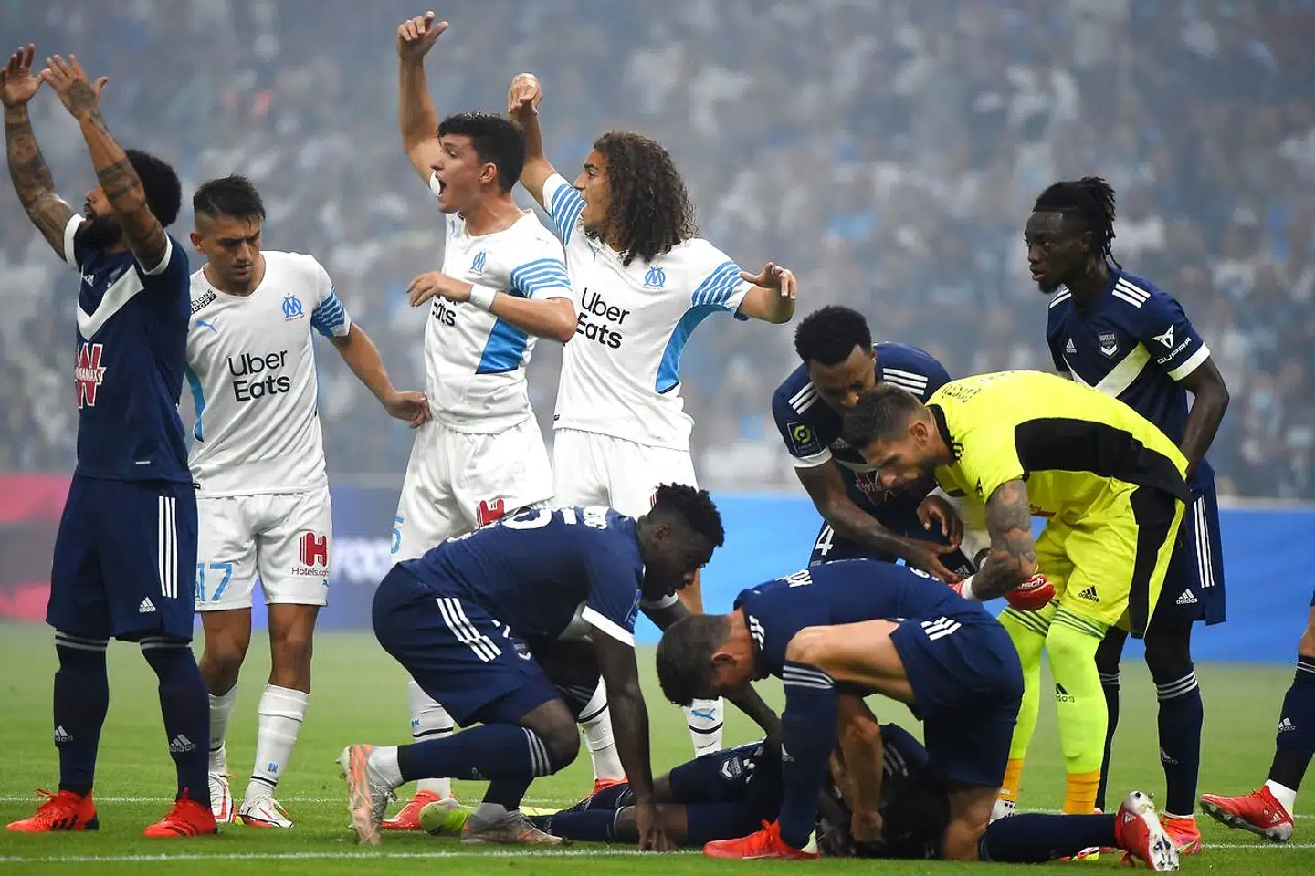 Chokket med Christian Eriksen ved EM må have siddet i baghovedet på spillerne i søndagens Ligue 1-kamp, hvor Samuel Kalu faldt om.