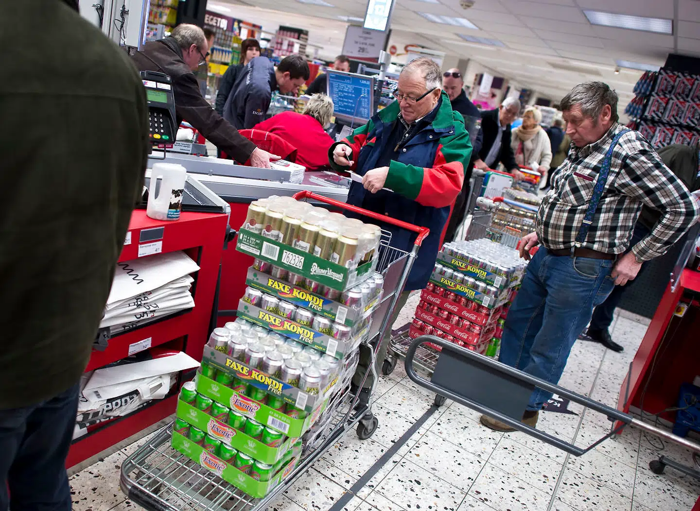 Morgenmadsprodukter med mindre sukker, eller slik der er tilsat fibre, fører ikke nødvendigvis til et vægttab. Måske snarere tværtimod, advarer ernæringsekspert. Det skal være slut med de sukkerholdige vingummier og den gode, fede leverpostej. Sådan lyder mantraet for mange i forbindelse med nytår, hvor sundhed står øverst på indkøbssedlen. ARKIVFOTO: Grænsehandel i Tyskland.. (Foto: CLAUS FISKER/Scanpix 2017)