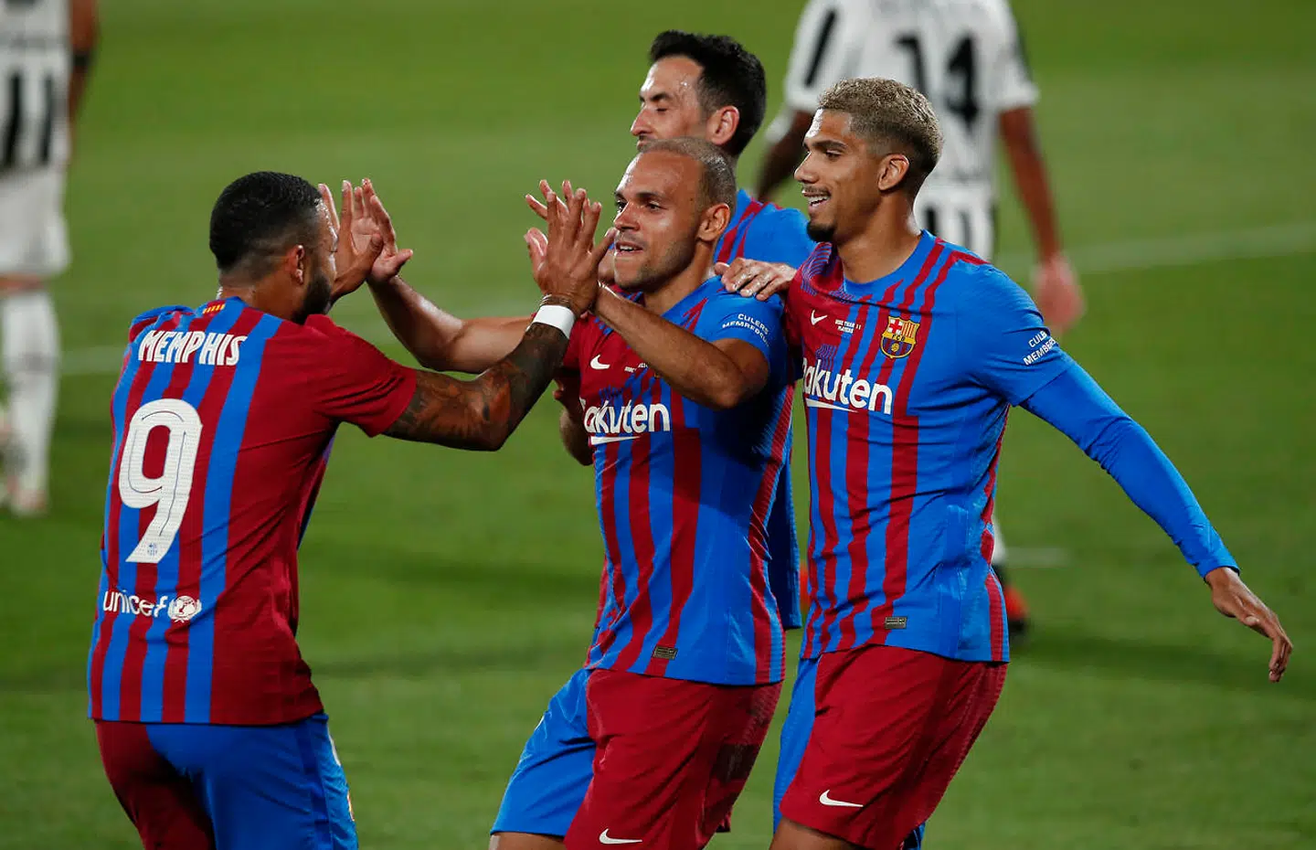 Stjernen Memphis Depay har overtaget Braithwaites nummer 9 i Barcelona.