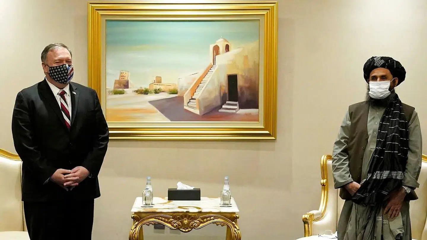 Daværende udenrigsminister Mike Pompeo sammen med Talibans politiske leder, Mullah Abdul Ghani Baradar, i september 2020.