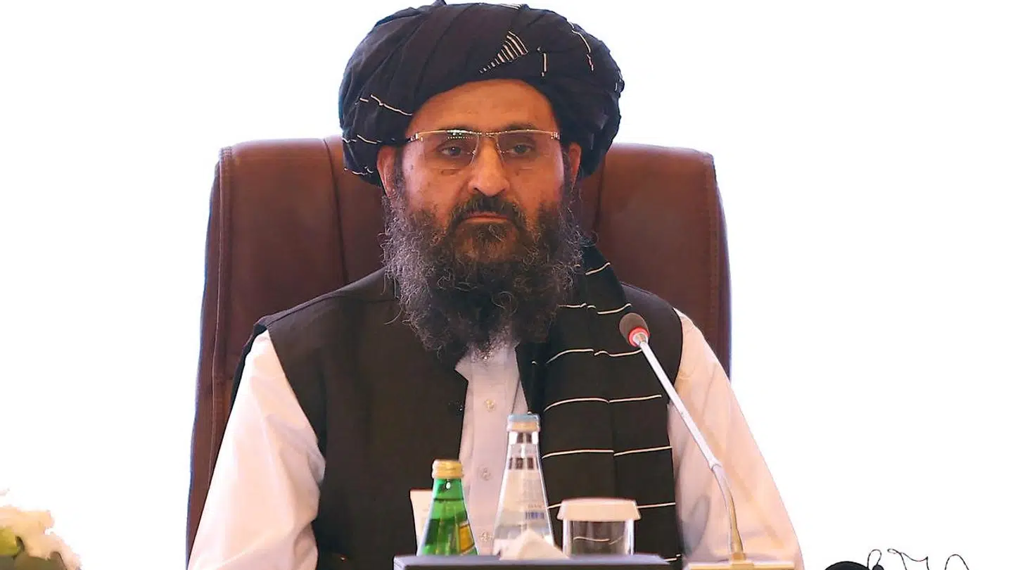 Lederen af Talibans forhandlingshold, Mullah Abdul Ghani Baradar, ser på den endelige erklæring om fredsforhandlingerne mellem den afghanske regering og Taleban.