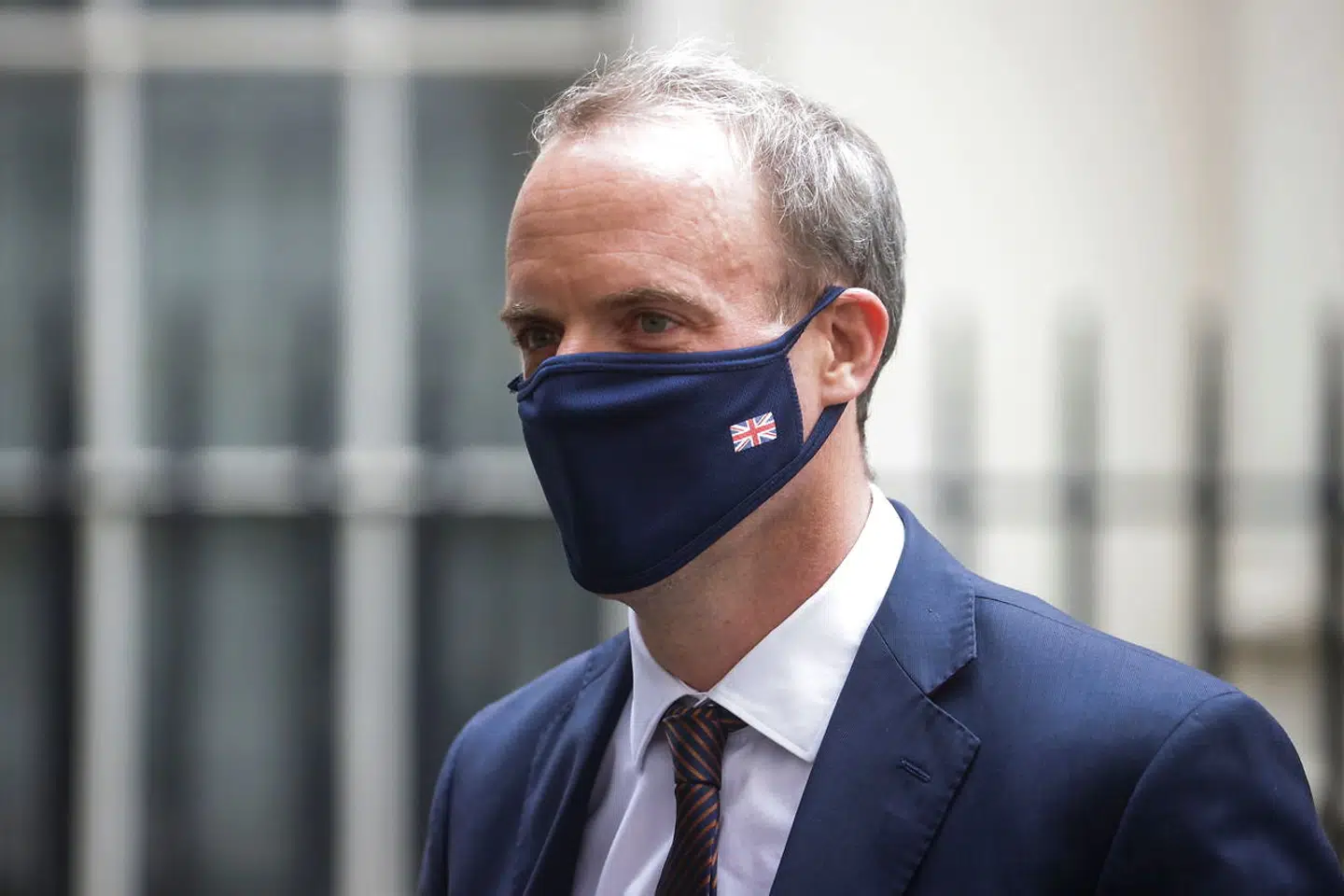 Dominic Raab fotograferet uden for Downing Street mandag.