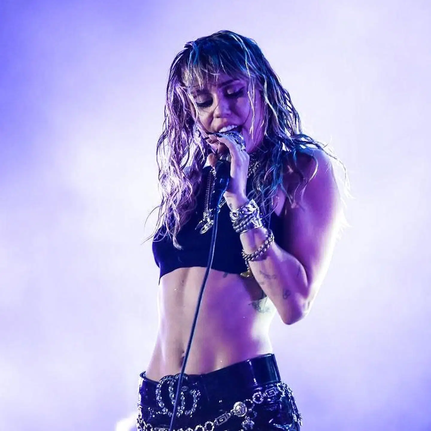 »En stor del af min stolthed og identitet er at være en queer-person. Som jeg siger: Mennesker forelsker sig i mennesker – ikke køn, ikke udseende, ikke noget som helst andet,« har Miley Cyrus tidligere udtalt.