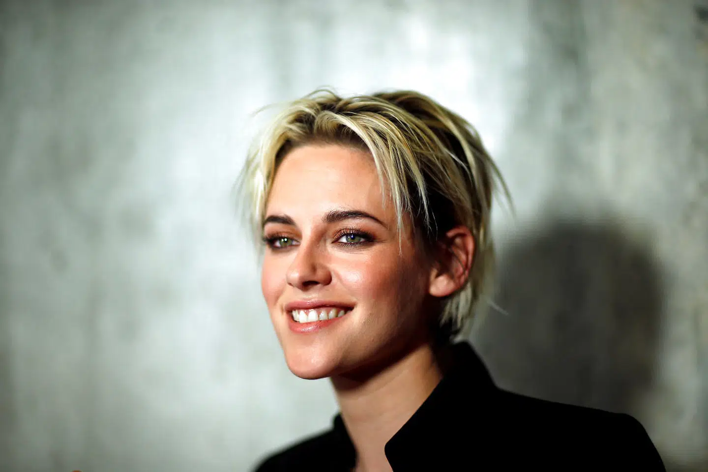 Kristen Stewart fortalte forrige år, at hendes seksualitet måske har kostet hende en rolle: »Jeg er blevet udførligt fortalt: 'Hvis du gør dig selv en tjeneste og lader være med at holde din pigekæreste i hånden i offentligheden, lander du måske en Marvel-film'. Jeg vil ikke arbejde med folk, der er sådan.«